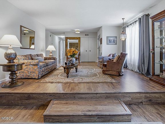 3rd image of 956 Diamond Dr