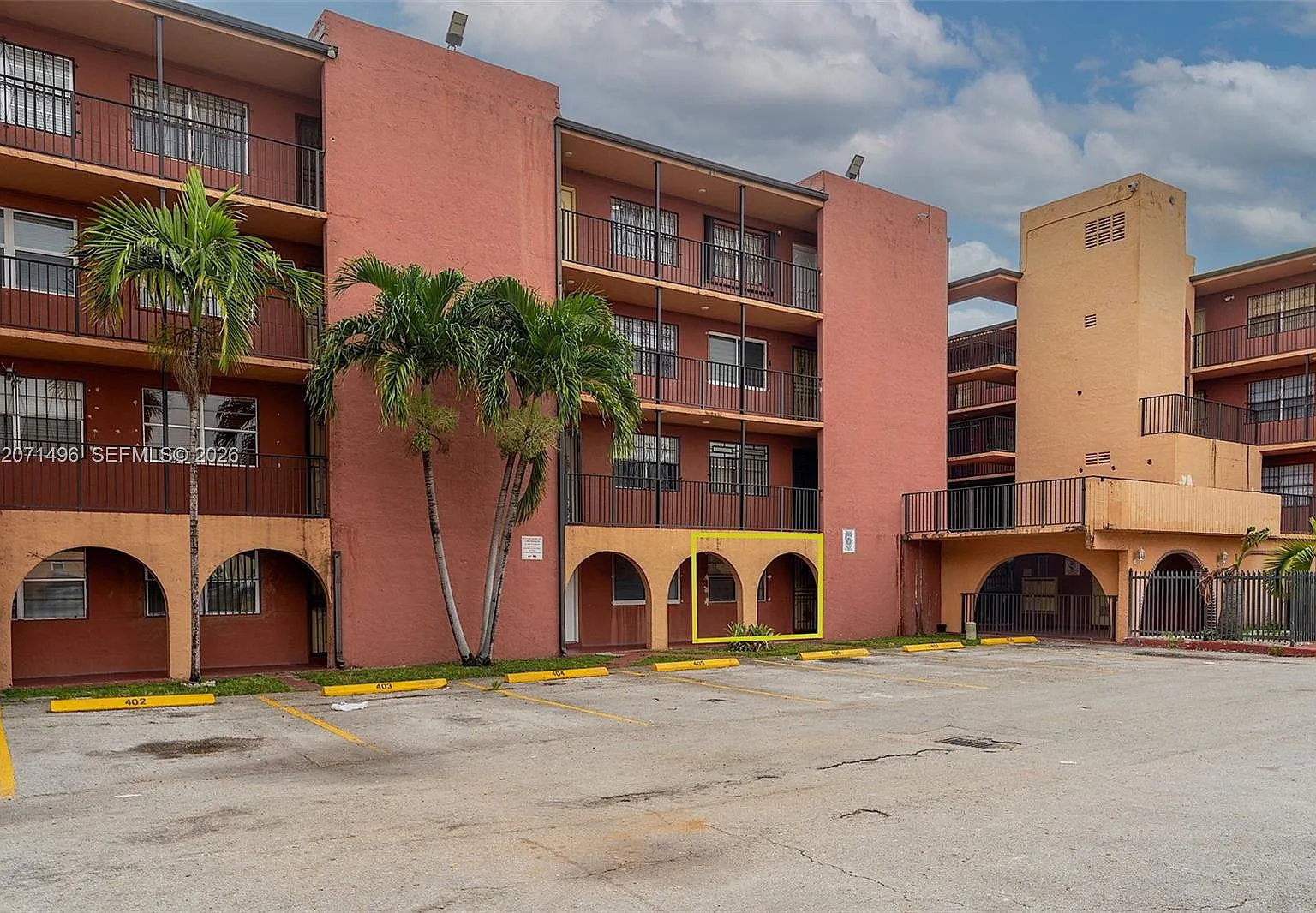 Westland Manors East Cond — Photo 2