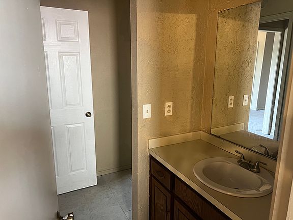 4th image of 633 NW 121st Ter