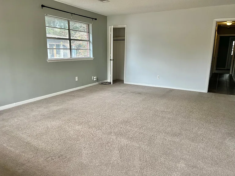226 Hunter Dr — Photo 3