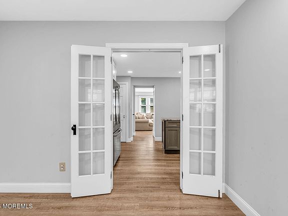 3rd image of 230 Oakhurst Road