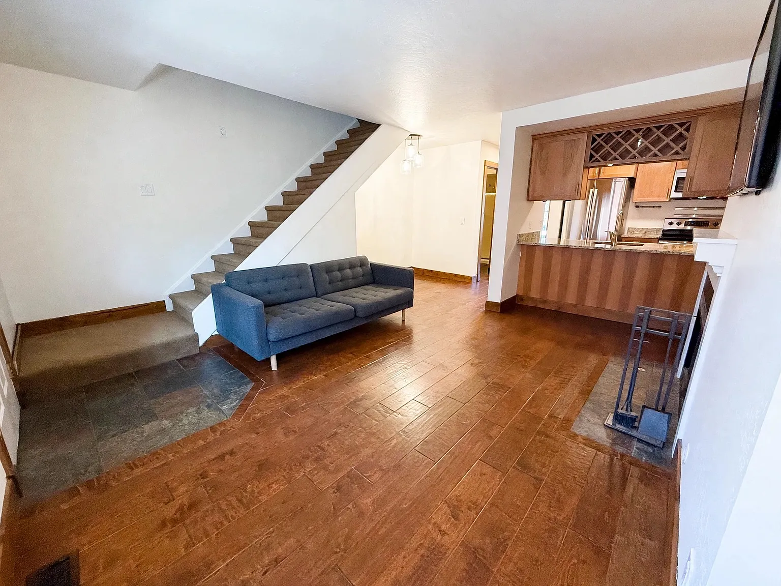 3 bed, 1066 sqft, $3,200 — Photo 2