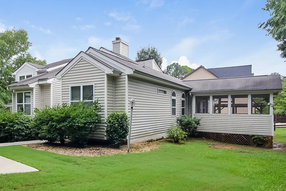 3 bed, 2.0 bath, 1526 sqft, $2,115 — Photo 3