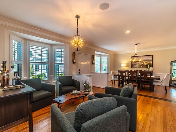 5th image of 182 Portsmouth Cir