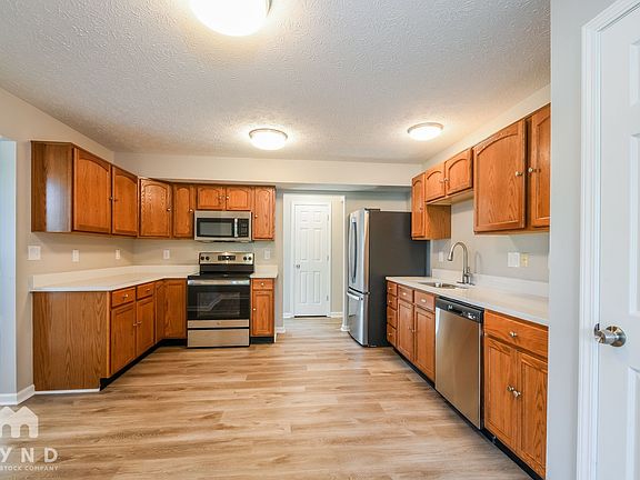 3rd image of 16975 Napoleon Ct