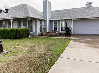 828 Eastridge Cir, Red Oak, TX 75154