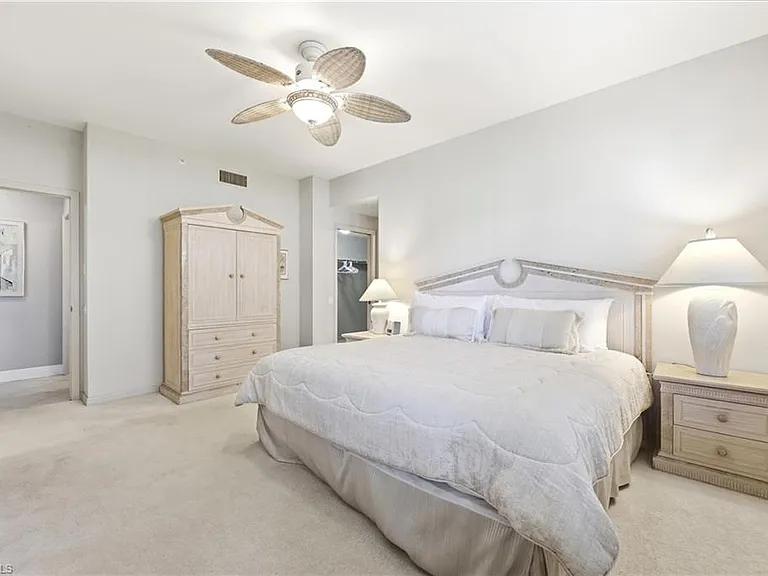 300 L Ambiance Cir #102 — Photo 15