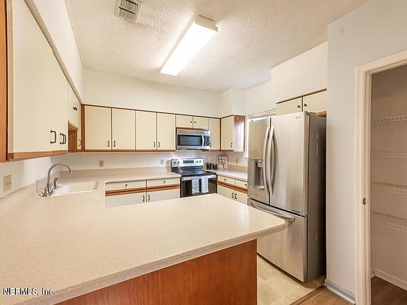 3rd image of 701 Wood Hill Dr