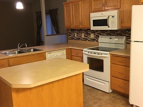 5th image of 907 45th Ave NE