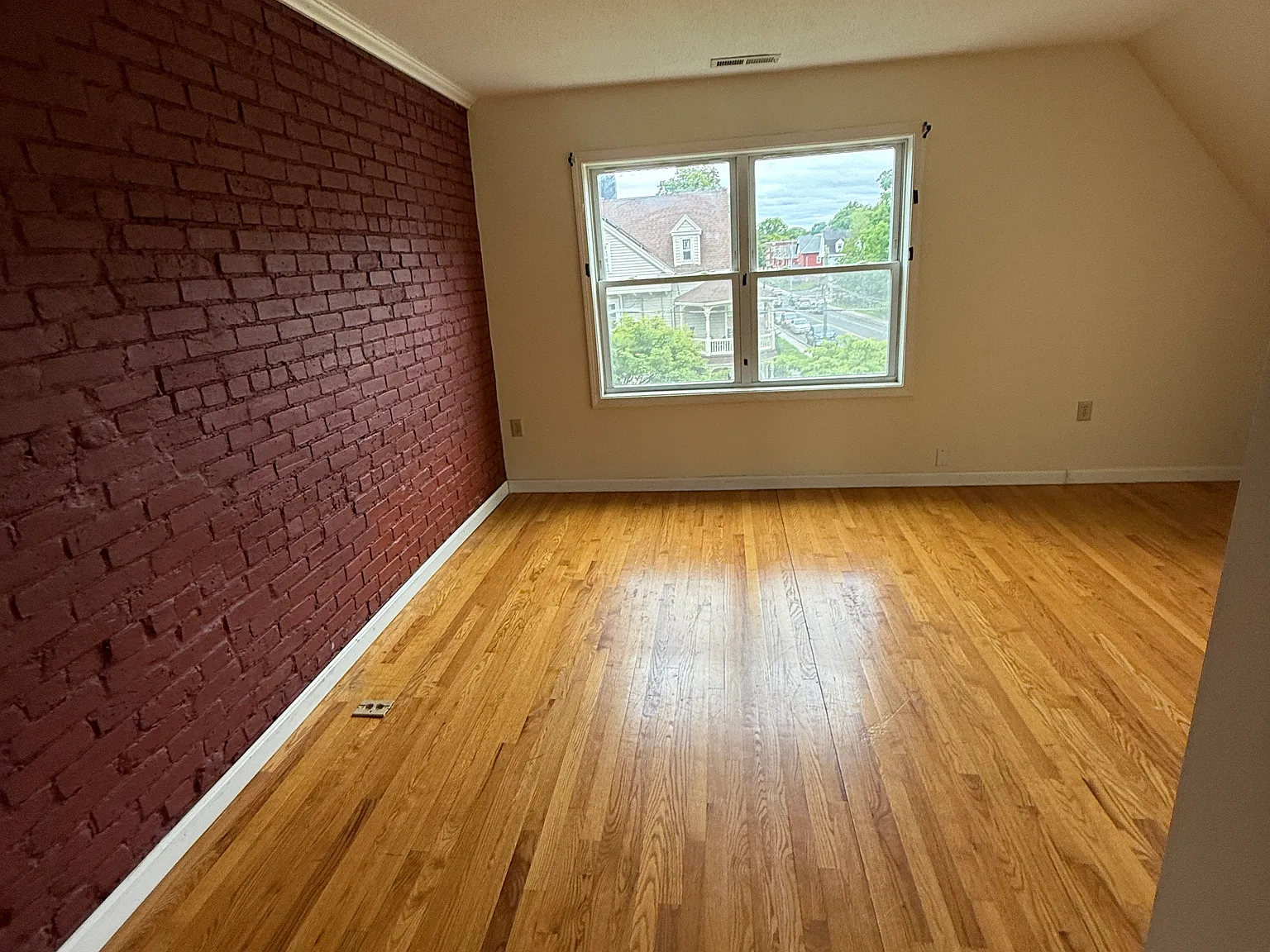 3 bed, 1250 sqft, $2,000 — Photo 2