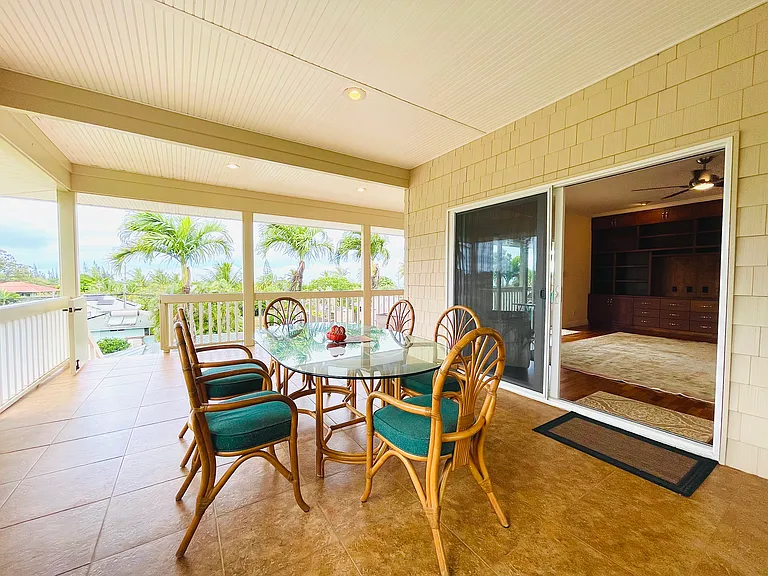 Al fresca dining area.