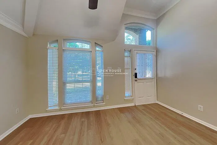 4 bed, 2.5 bath, 2244 sqft, $2,500 — Photo 3