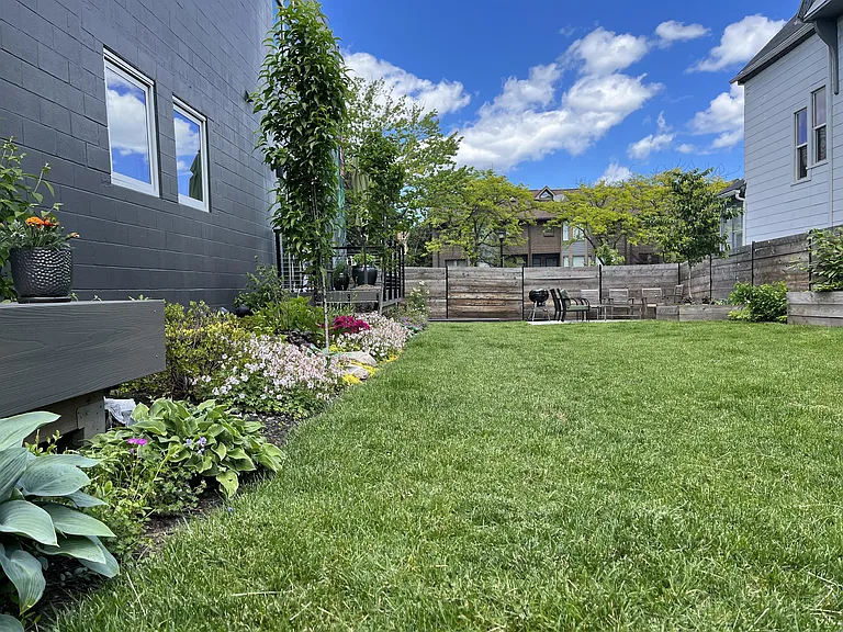337 University Ave — Photo 10