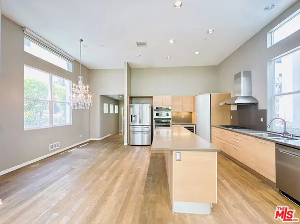 6581 Seabluff Dr #11, Playa Vista, CA 90094