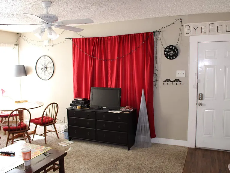 1033 W Hickory St — Photo 3