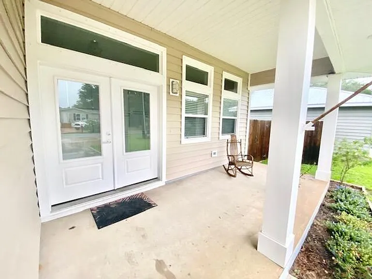 210 Pines St — Photo 2