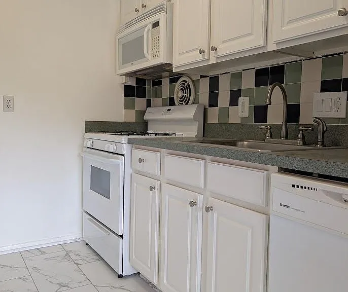 2903 Charing Cross Rd #7 — Photo 5