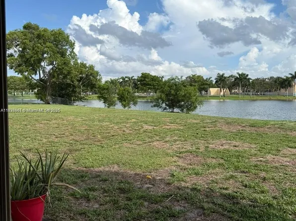 8560 N Sherman Cir APT 105, Hollywood, FL 33025