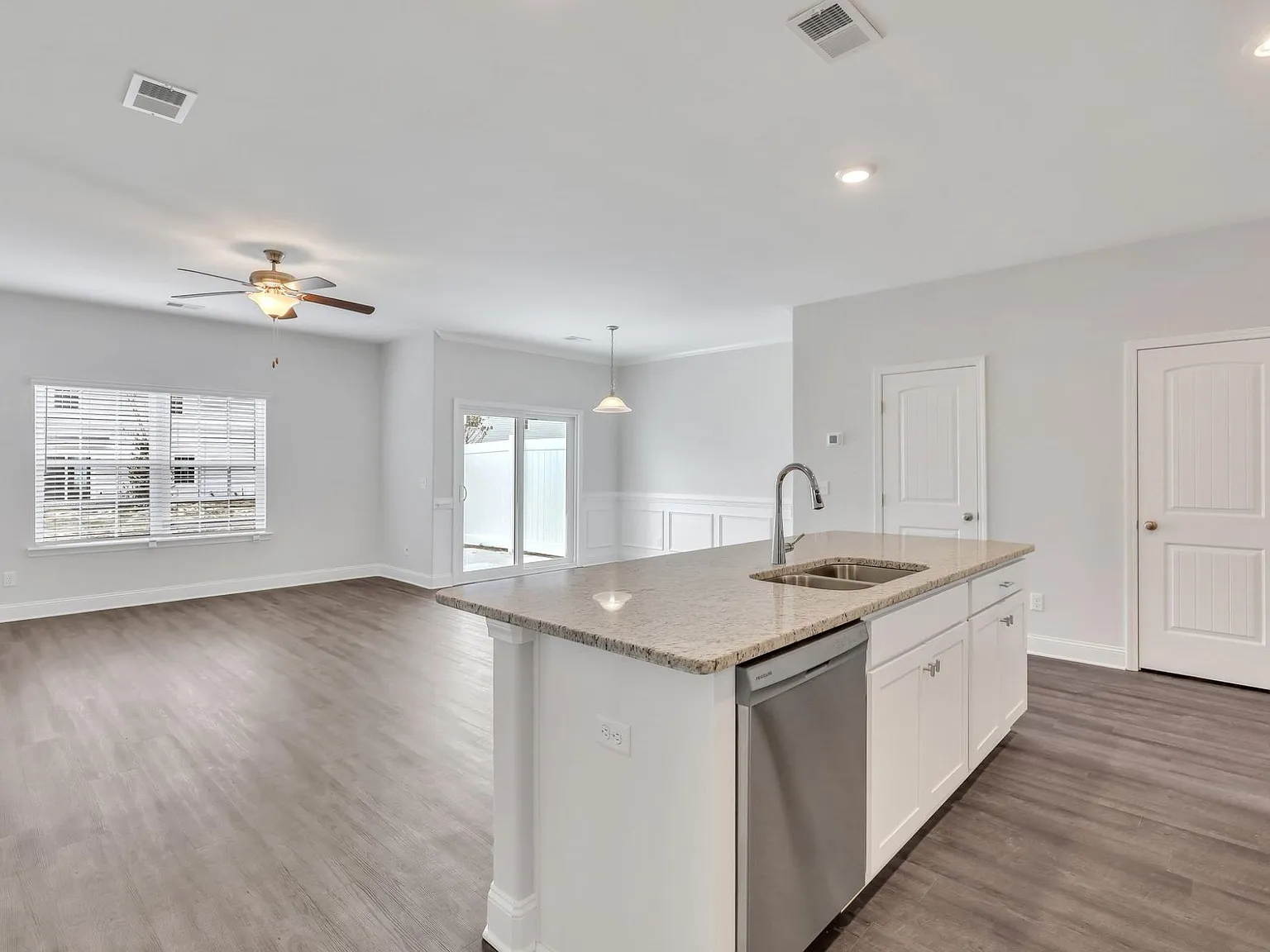 3 bed, 2.5 bath, 1825 sqft, $2,200 — Photo 4