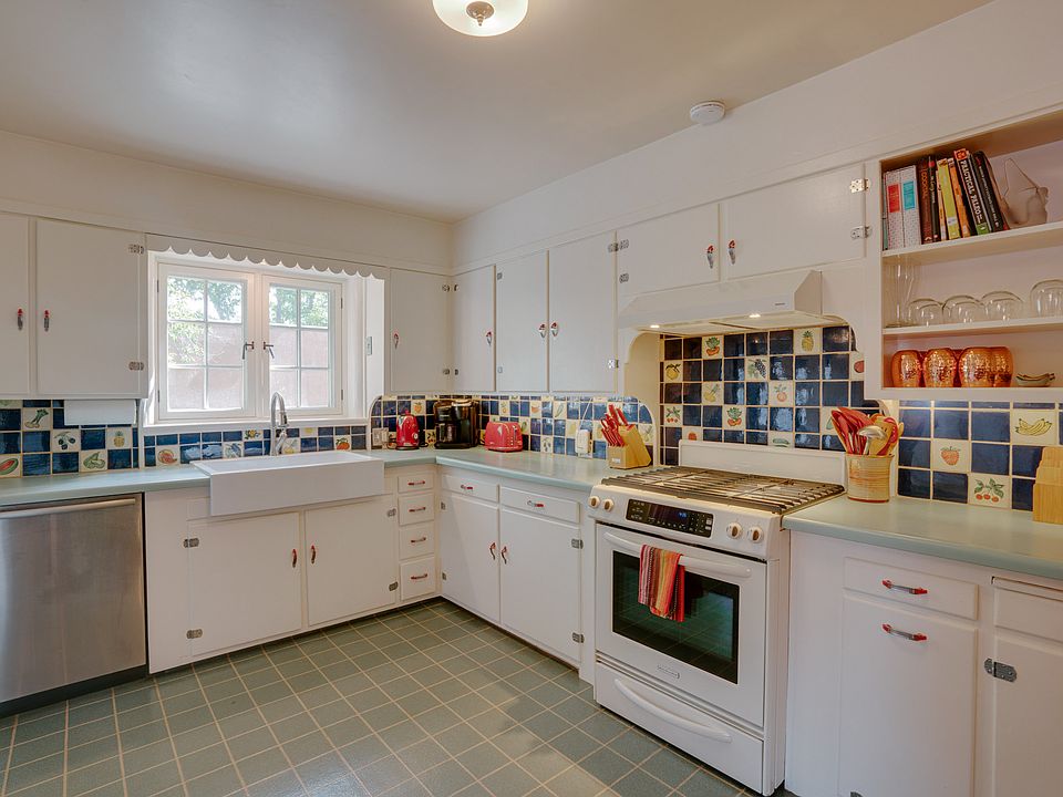 1st image of 221 Hinde St