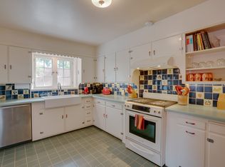 221 Hinde St, Taos, NM 87571