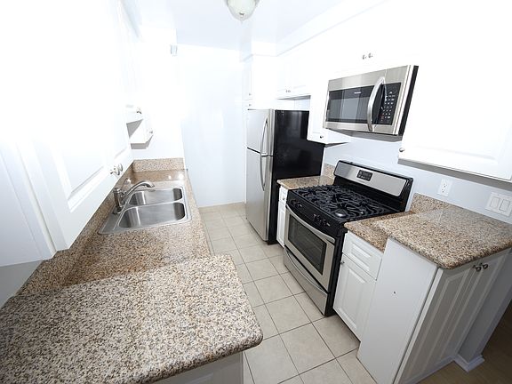 5th image of 1256 Granville Ave APT 5