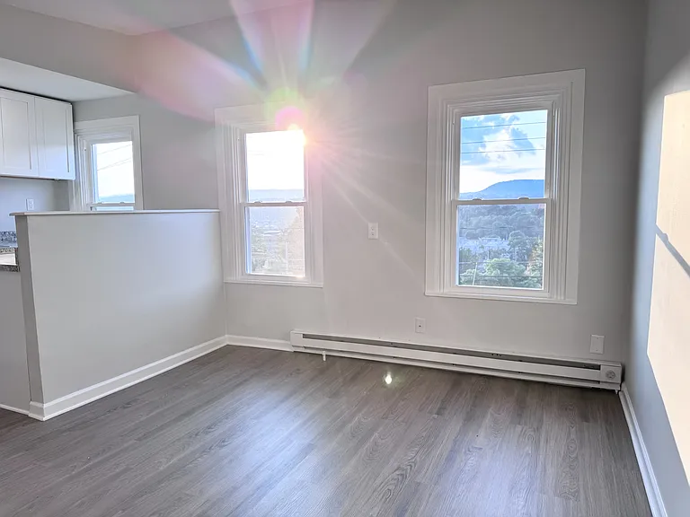 526 E Main St — Photo 7