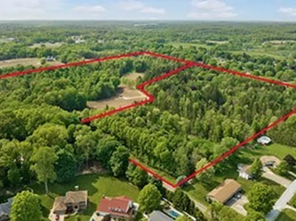 6301 Huckleberry St NW, North Canton, OH 44720