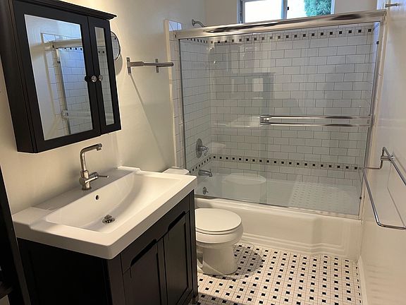 4th image of 1015 N Doheny Dr APT 3