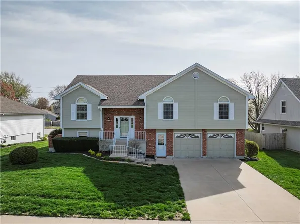 519 NE Timbercreek Dr, Lees Summit, MO 64086