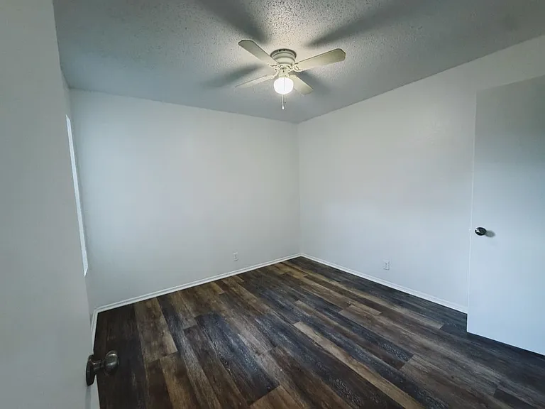 9906 Hundred Oaks Cir #B — Photo 17