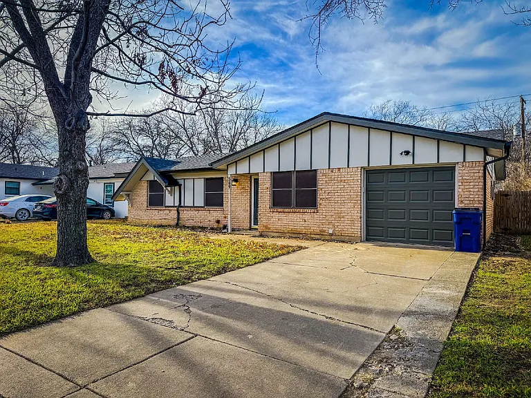 549 NW Hillery St — Photo 4