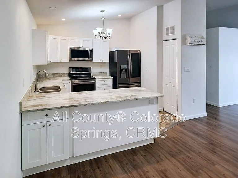 53 Royal Crest Dr — Photo 8