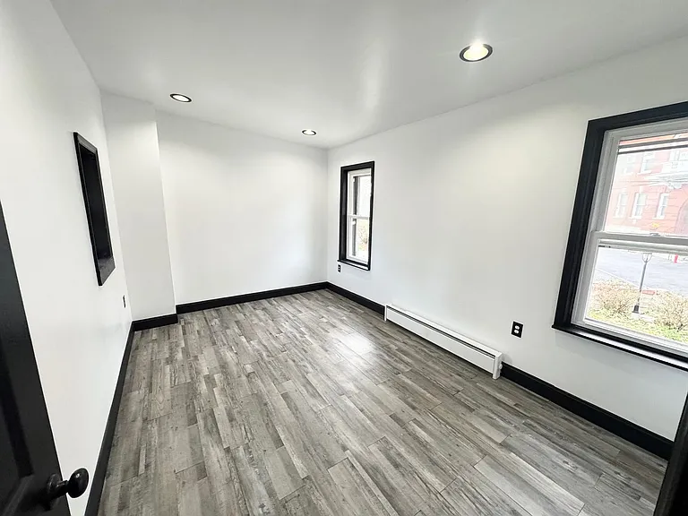 509 E Strawberry St — Photo 14
