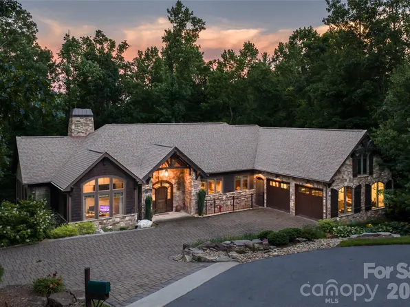 2 Cherokee Orchard Ct, Fairview, NC 28730