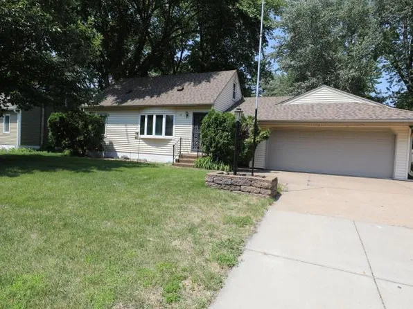 55 Circle Dr, Circle Pines, MN 55014