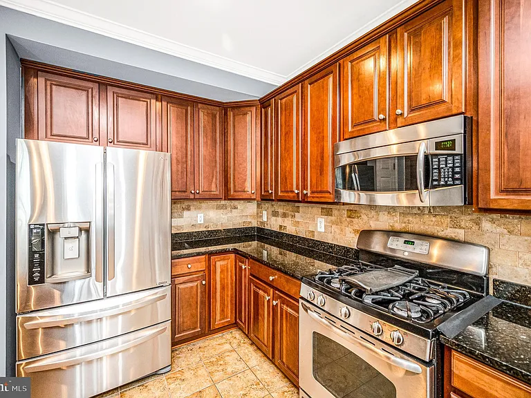 2515 Eastbourne Dr — Photo 10