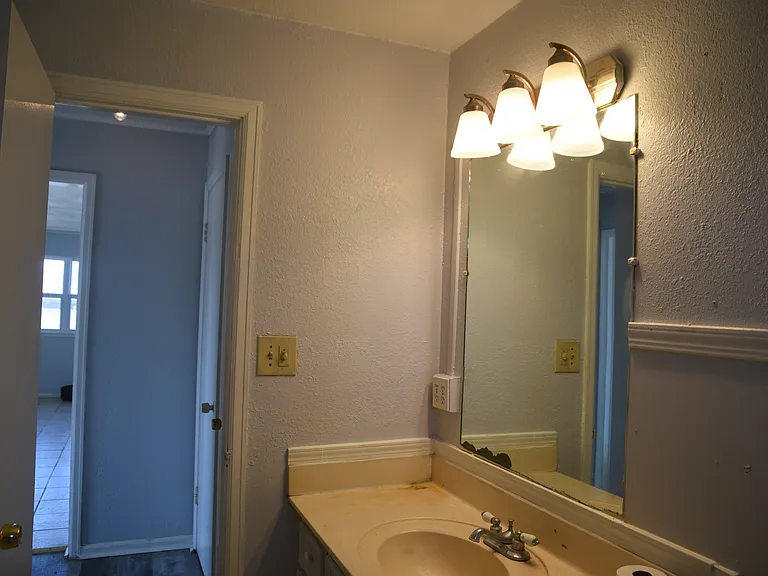 2423 E 8th St #4 — Photo 8