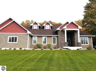 290 Spring Valley Dr, Cadillac, MI 49601