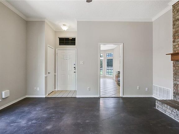 4th image of 1912 Green Willow Dr
