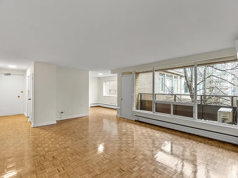 14 Deer Park Cres — Photo 10