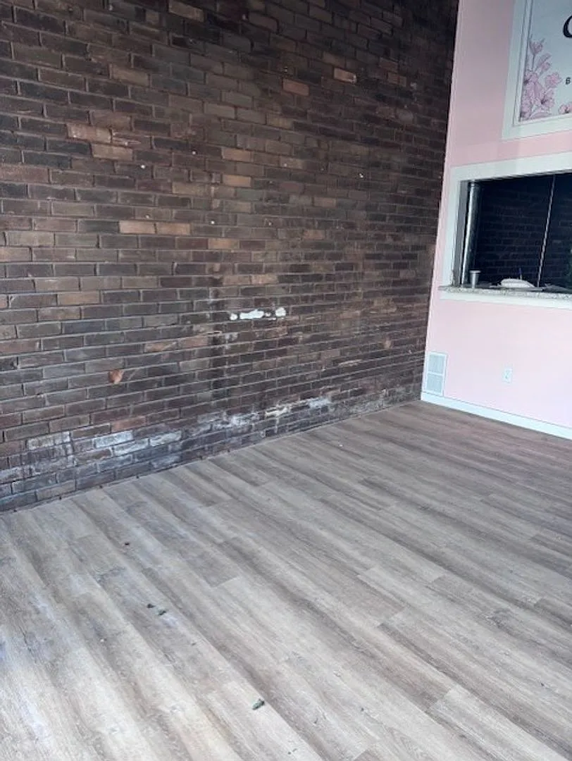 Street level Office Space Right in Down town — Photo 2