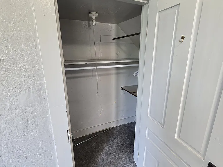 1717 E 3rd St #UPSTAIRS — Photo 3