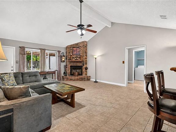 5th image of 302 Somerset Dr