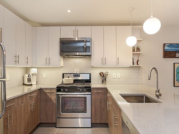 4th image of 141 Gates Ave APT 1