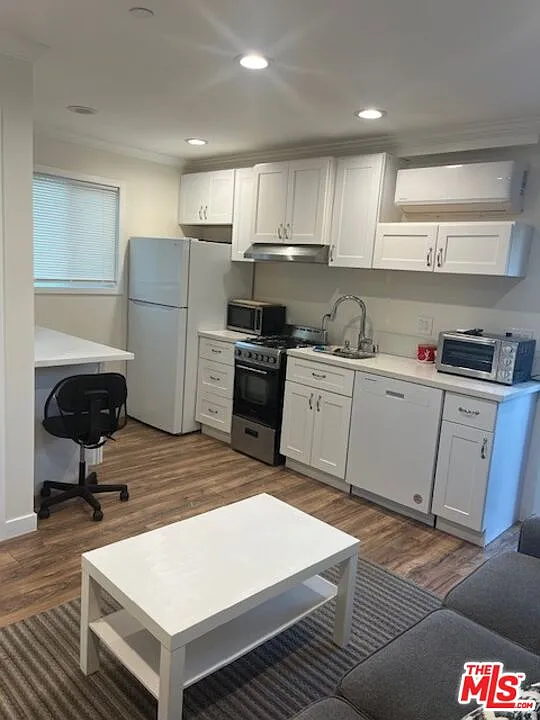1 bed, 1.0 bath, 400 sqft, $2,100 — Photo 3