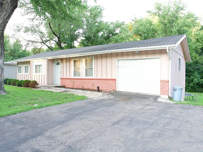 1504 N 75th Dr — Photo 2