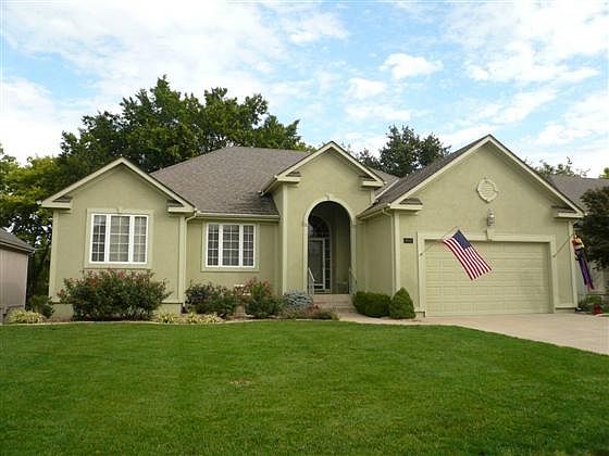1st image of 416 NE Wild Rose Ln