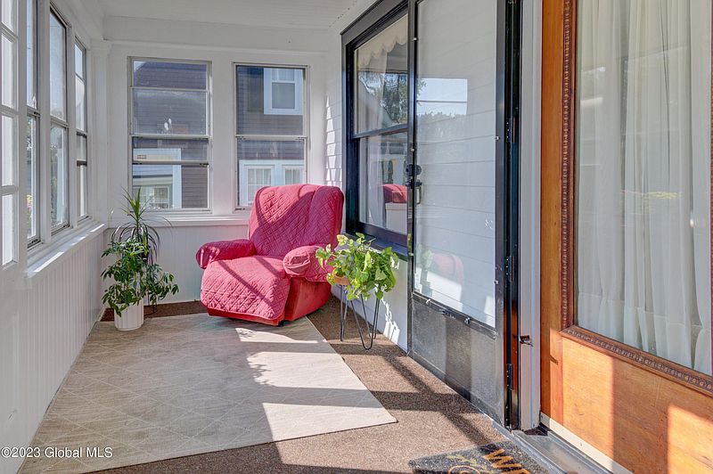 4th image of 186 Brookside Avenue