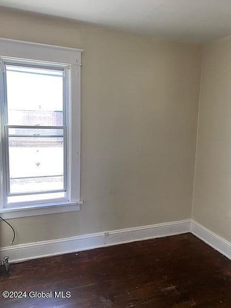 3rd image of 115 Southern Blvd